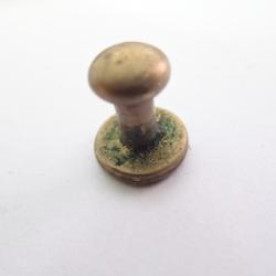 Boutons dor&eacute;s / rivets de bretelle, ou jugulaire de casque