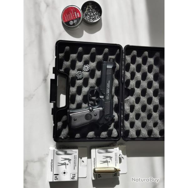 Pack Beretta M92 FS umarex c02, vendue avec 2 chargeurs, plomb, co2 et mallette