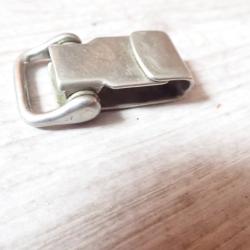 Crochet de b&eacute;li&egrave;re de sabre ou dague suisse ? (A)