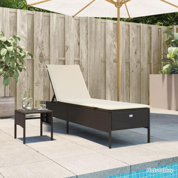 Chaise longue avec table et coussin marron r�sine tress�e