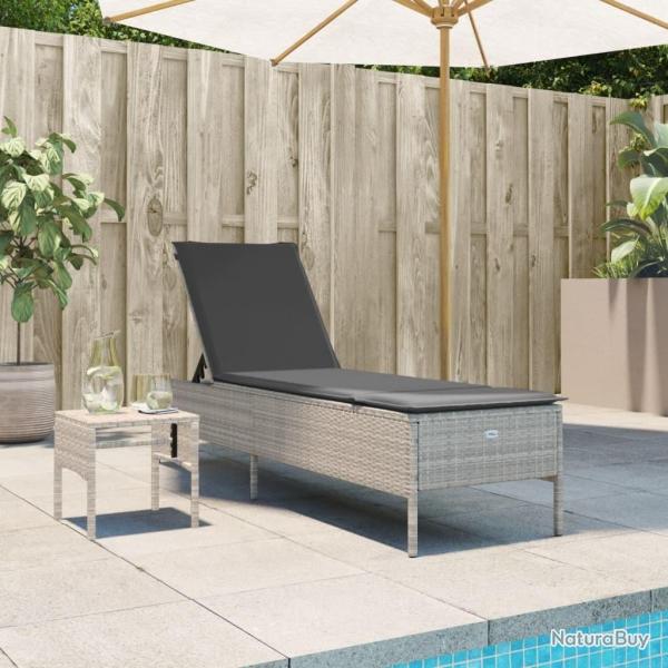 Chaise longue avec table et coussin gris clair r�sine tress�e
