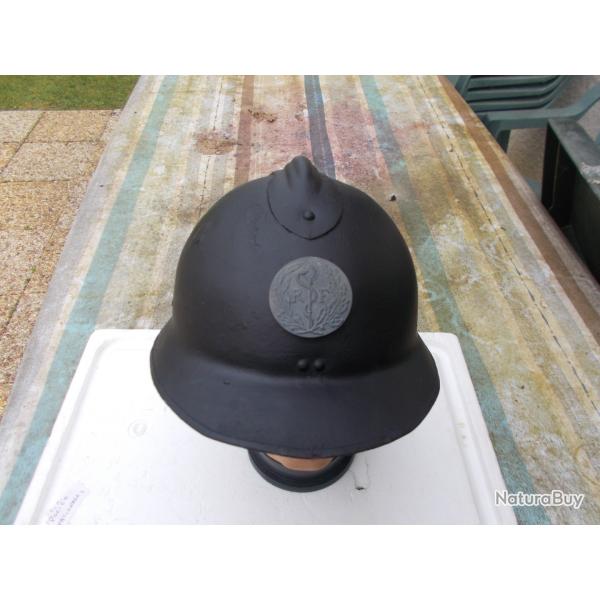 casque adrian WWII, service m�dical ,sans int�rieur,avec sa jugulaire,bon �tat