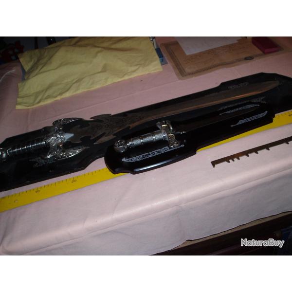 EPEE DECORATIVE TETES D AIGLE ET DE SAMOURAI .et 1 DAGUE SUR SUPPORT BOIS (Voir photos & Descriptif