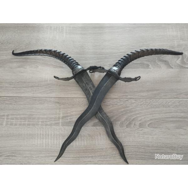 Paire de dague Touareg d�but XX �me corne d'antilope fer forg� lame courb�es
