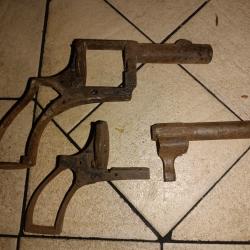 Lot de deux carcasse de Revolver ancien une British costabulry  anglaise et une revolver a broche 7m
