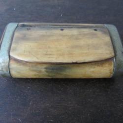 Tabati&egrave;re de poche bois et corne 1910-1920