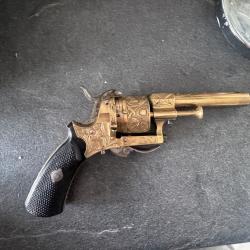 Revolver dor&eacute; travaill&eacute; type le faucheux