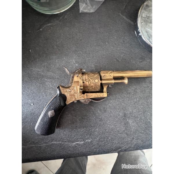 Revolver dor� travaill� type le faucheux