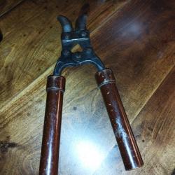 Pince coupe barbel&eacute;s PEUGEOT manche bak&eacute;lite