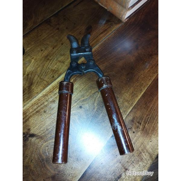 Pince coupe barbel�s PEUGEOT manche bak�lite