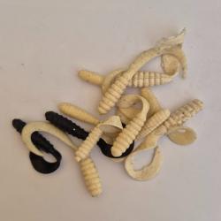 Sachet de 10 Leurres cr&egrave;mes et noirs souples 5-8 cm