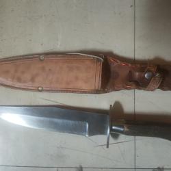 Couteau de chasse, type Bowie, lame 21,5 cm, longueur totale 35 cm avec son &eacute;tui en cuir