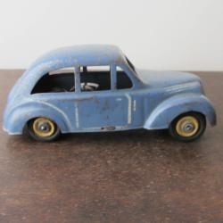 Voiture en t&ocirc;le CIJ Renault Juvaquatre de 1939