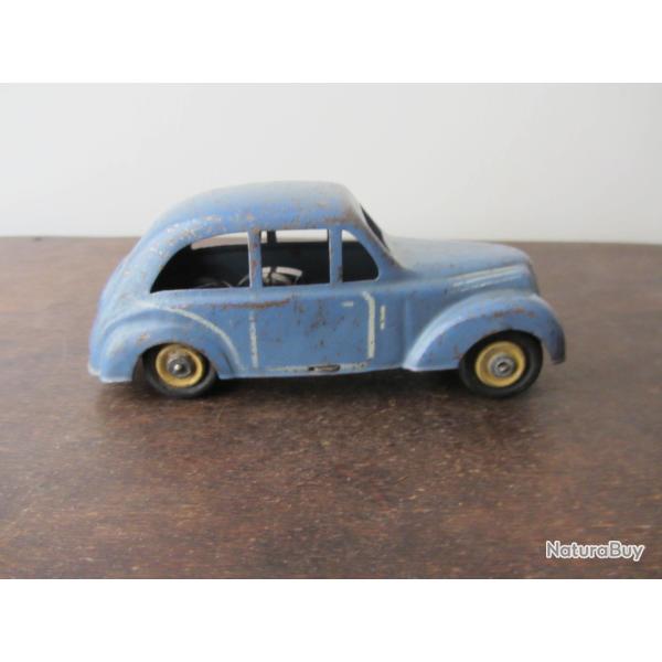 Voiture en t�le CIJ Renault Juvaquatre de 1939