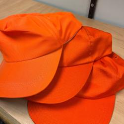 Lot de 3 casquettes oranges.