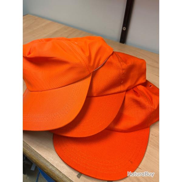 Lot de 3 casquettes oranges.