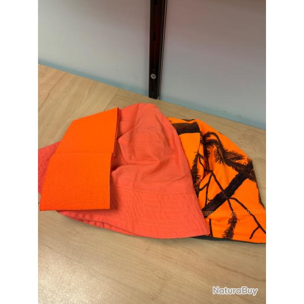 Lot de deux bobs orange et un brassard orange.
