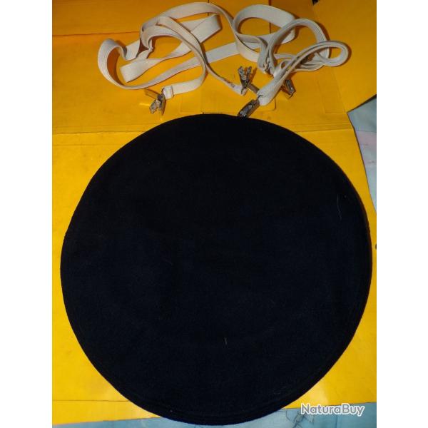 ARMEE DE L'AIR : PAIRE DE BRETELLES BLANCHES + UN COUVRE CASQUETTE BLEU MARINE  , BON  ETAT VOIR PHO