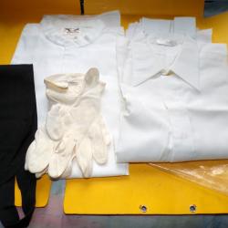 ARMEE DE L'AIR : LOT DE 2 CHEMISES BLANCHES + 1 CRAVATTE + 1 PAIRE DE GANTS BEIGE , LE TOUT A NETTOY