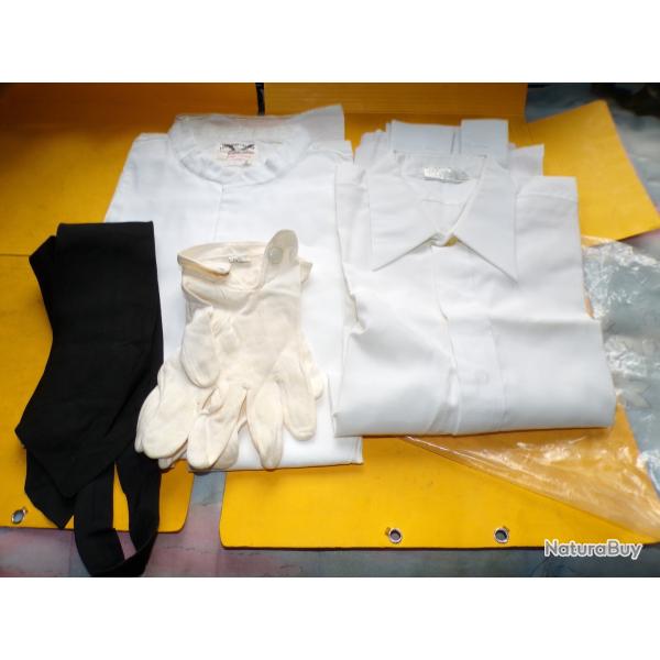 ARMEE DE L'AIR : LOT DE 2 CHEMISES BLANCHES + 1 CRAVATTE + 1 PAIRE DE GANTS BEIGE , LE TOUT A NETTOY