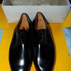 PAIRE DE CHAUSSURES DE SORTIE DE L'ARMEE FRANCAISE , POINTURE 40 FABRICATION FRANCAISE BALLY ,  ETAT