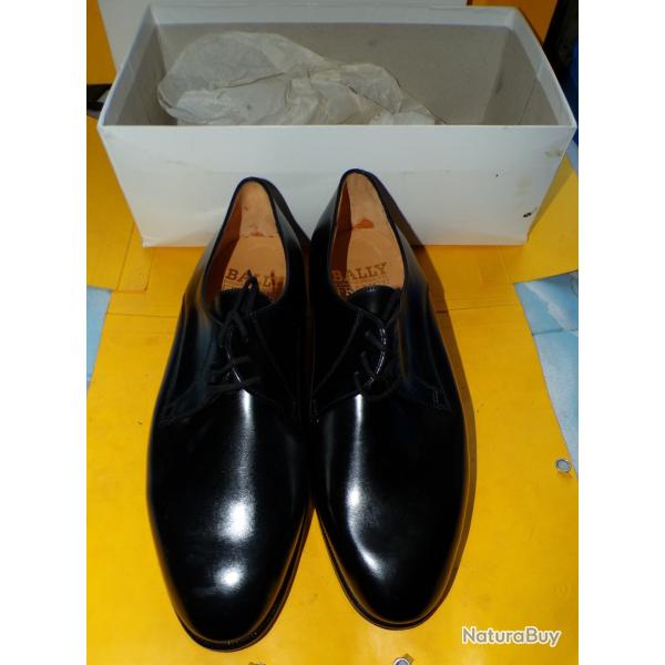 PAIRE DE CHAUSSURES DE SORTIE DE L'ARMEE FRANCAISE , POINTURE 40 FABRICATION FRANCAISE BALLY ,  ETAT