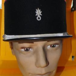 LEGION : KEPI DE SOUS OFFICIER DE LA LEGION ETRANGERE  DE L'ARMEE FRANCAISE , TAILLE 58 DU 1er REGIM