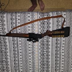 300 win mag en excellent &eacute;tat fonctionne parfaitement carabine qui est r&egrave;gle avec son point rouge