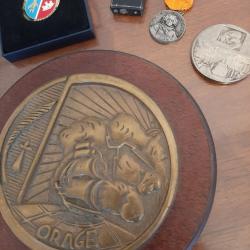 Lot de m&eacute;dailles diverses, tape de bouche, briquet, porte-cl&eacute;s, sangles arm&eacute;e de l'air...