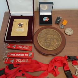 Lot de m&eacute;dailles diverses, tape de bouche, briquet, porte-cl&eacute;s, sangles arm&eacute;e de l'air...