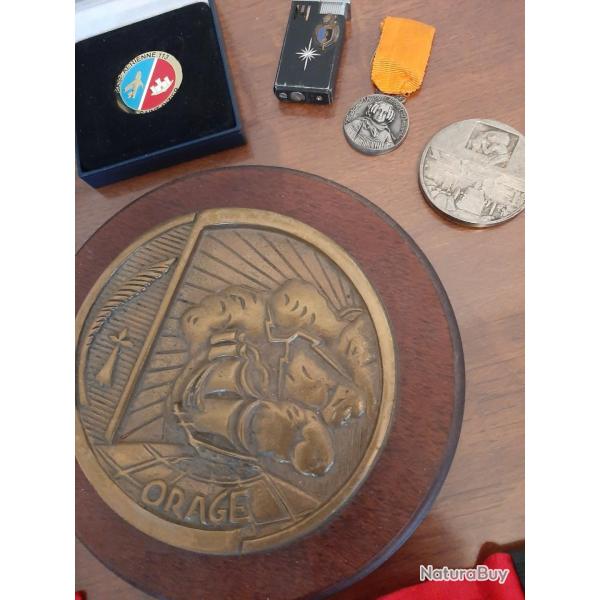 Lot de m�dailles diverses, tape de bouche, briquet, porte-cl�s, sangles arm�e de l'air...