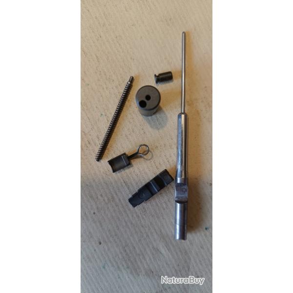 lot pi�ces d'usure Famas neuves (1426)