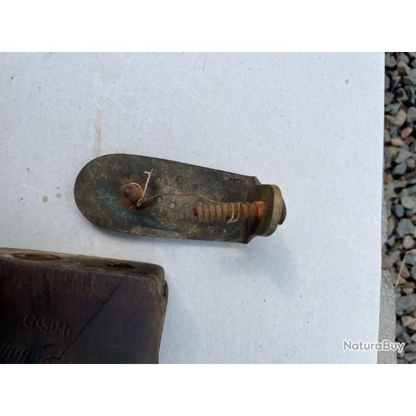 Plaque de couche et vis de fusil militaire fran�ais fn 18 ieme.