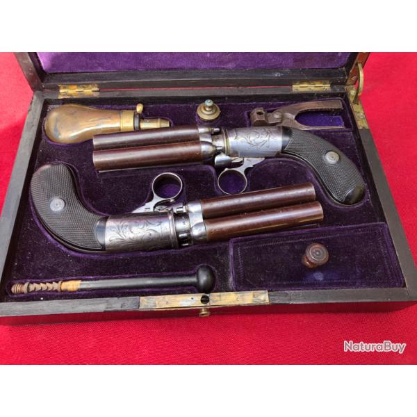 Coffret d'une paire de poivri�res sign�es calibre 12 env � balles forc�es.