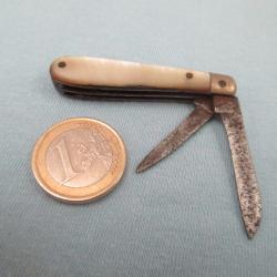beau canif miniature  avec 2 lames  plaquettes  en nacre voir les photos
