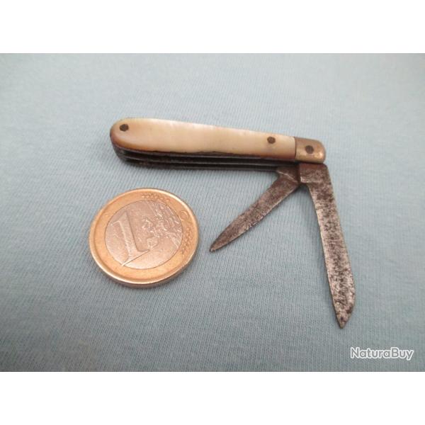 beau canif miniature  avec 2 lames  plaquettes  en nacre voir les photos