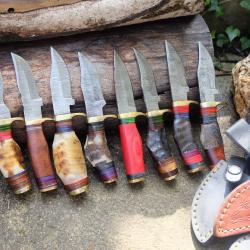 LOT DE 9 Couteau Skinner Damas Lame 256 Couches Manche Bois Cerf/Bois/B&eacute;lier Artisanale Etui Cuir
