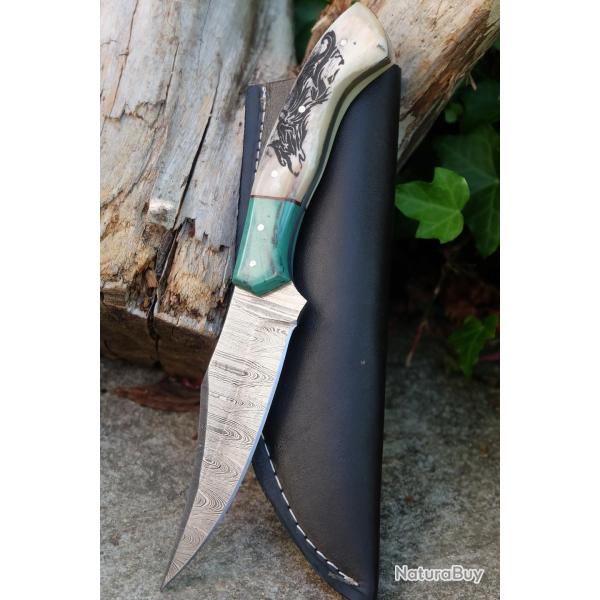 Couteau de Chasse Damas Lame 256 Couches Manche OS Scrimshaw Loup Fabr Artisanale Etui Simili 01