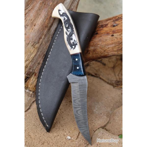 Couteau de Chasse Damas Lame 256 Couches Manche OS Scrimshaw Dragon Fabr Artisanale Etui Simili 01