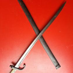 Baionnette Chassepot patin&eacute;e, Manufacture de St Etienne, juin 1874, avec fourreau bronz&eacute; m&ecirc;me num&eacute;ro