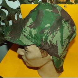 CASQUETTE AVEC NUQUIERE CAMOUFLEE DE TYPE PARACHUTISTE DU GENERAL BIGEARD , TAILLE FRANCAISE 54&nbsp; , B