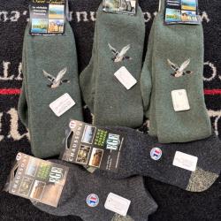 lot de 3 magnifique chaussettes + deux chaussons a vendre aux ench&egrave;res d&eacute;stockage chasse ench&egrave;re 100