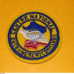 CENTRE NATIONAL ENTRAINEMENT COMMANDO   DIAMETRE 73 MM   , BON ETAT VOIR PHOTO . POUR TOUT RENSEIGNE