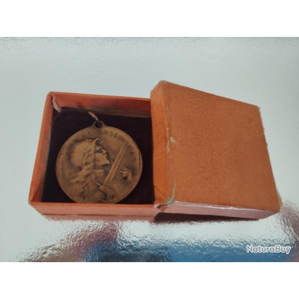 M�dailles Verdun 21 f�vrier 1916 en bronze avec sa bo�te. Diam�tre 3 CMS environ.