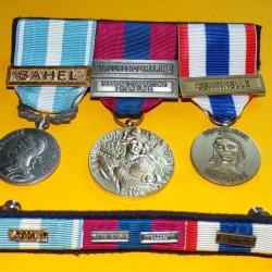 PLACARD DE 3 MEDAILLES AVEC SA BARRETTE DE RAPPEL : MEDAILLE DE L'OUTRE MER BARRETTE SAHEL , MEDAILL