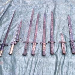 Lot de 8 ba&iuml;onnettes anciennes (Militaria / Collection)