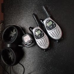 Paire talkie-walkie Motorola et le chargeur des batteries
