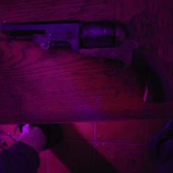 Vend revolvers gami colt 36 poudre noir 1851   bon &eacute;tat juste ressort &agrave; remetre et netoyer.350 euros