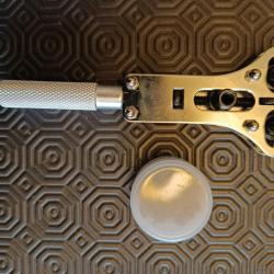 Outil pour d&eacute;montage couvercles de montres