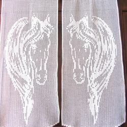Rideaux brise-vue Chevaux. D&eacute;coration textile crochet fait main. Neufs.
